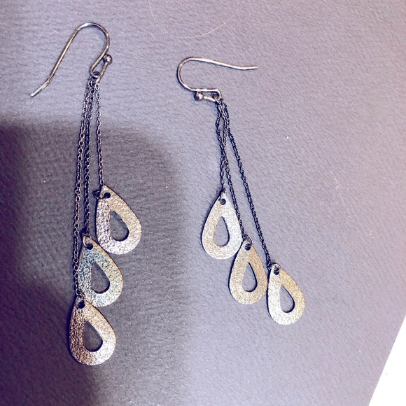 Gray dangling teardrops shape on chains - Picture 1 of 3